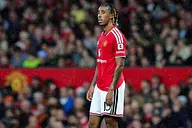 PSG i Bayern obserwują obrońcę Manchesteru United. Klub ma twardy orzech do zgryzienia