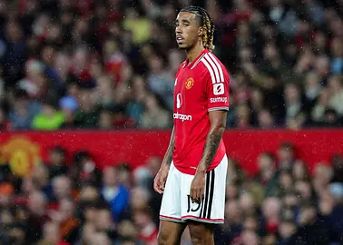PSG i Bayern obserwują obrońcę Manchesteru United. Klub ma twardy orzech do zgryzienia