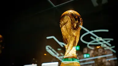 Ile osób zginęło przy budowie stadionów w Katarze?