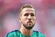 Kane trafił dopiero za drugim razem. VAR kazał powtórzyć karny