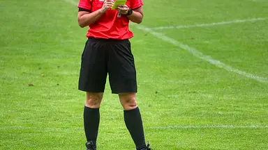 Jak zostać sędzią piłkarskim? Przewodnik krok po kroku