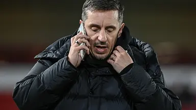 Neville kwestionuje kryzys w Man Utd po sukcesie Liverpoolu