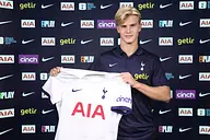 Napoli i Barcelona obserwują Lucasa Bergvalla. Tottenham może mieć problem
