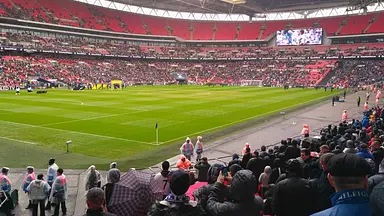 Jak kibice wnoszą race na stadion? Przeszukiwania ujawnione!
