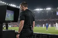 VAR w piłce nożnej: kiedy działa, co może sprawdzić i kto podejmuje decyzję?