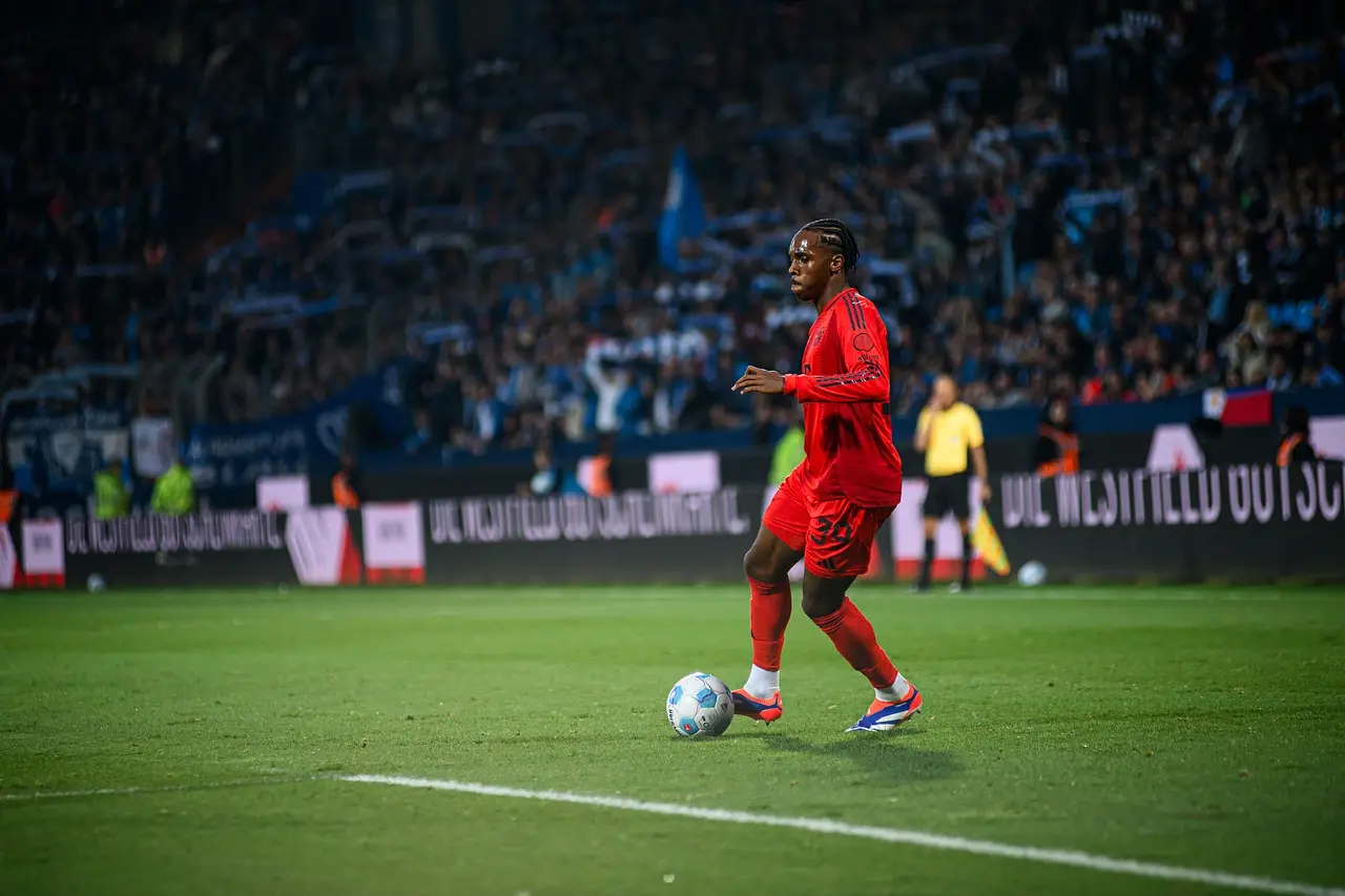 Mathys Tel na celowniku Manchesteru United