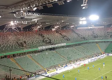 Protest kibiców Legii Warszawa. Ciche trybuny na początku meczu