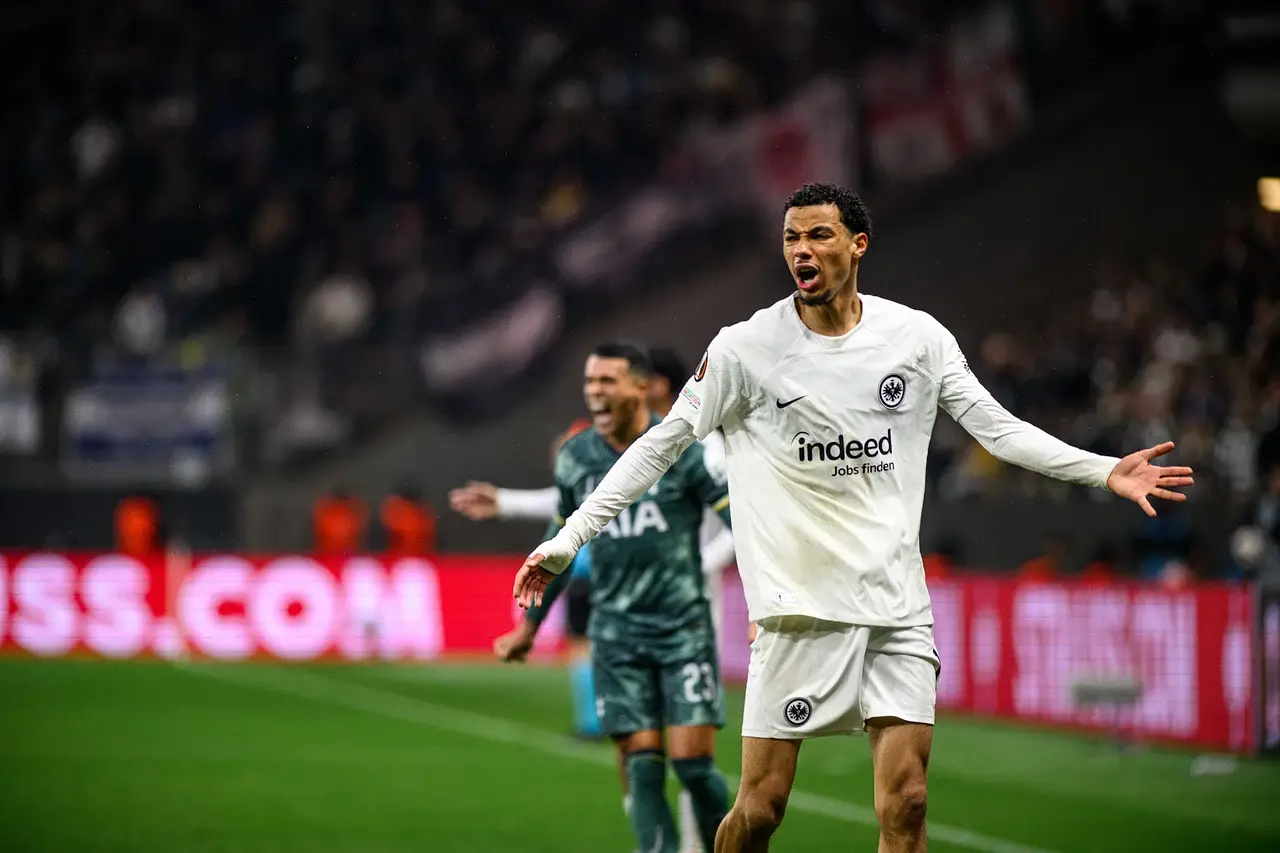 Ekitike olewa presję ceny w Liverpoolu